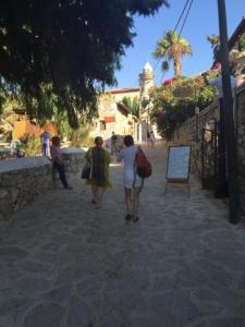 un gruppo di persone che camminano lungo una strada di Badem a Datça