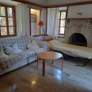 un soggiorno con un divano e un letto di Badem a Datça