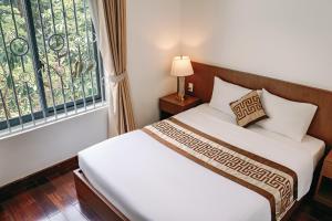 Phú MỹSao Mai Phú Mỹ Resort的一间带床和窗户的小卧室 更多39张照片