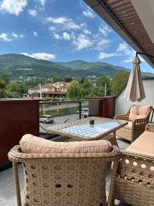 Nespecifikovaný výhled na hory nebo výhled na hory při pohledu z vily