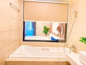 Et badeværelse på FLC Sea Tower Căn Hộ View Biển Quy Nhơn + 49 billeder