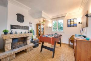 a room with a fireplace and a table in a room at Maison pour 6 avec grand jardin - proche centre in Plouguerneau