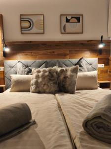 Una cama con almohadas en un dormitorio. en Appartement Rehlein, en Mauterndorf