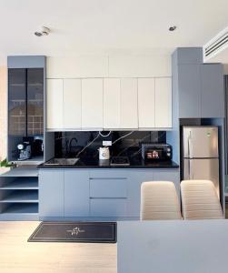 Η κουζίνα ή μικρή κουζίνα στο Cozy modern studio with Gym & Pool