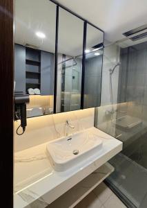 Ένα μπάνιο στο Cozy modern studio with Gym & Pool