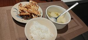 归仁Hotel Thien Hai的一张桌子,上面放着两盘食物和一碗饭 更多20张照片