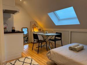 Ένα ή περισσότερα κρεβάτια σε δωμάτιο στο Gallieni