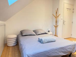 Ένα ή περισσότερα κρεβάτια σε δωμάτιο στο Gallieni