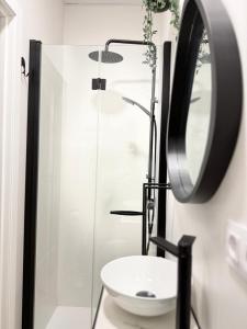 ein Badezimmer mit Waschbecken und Spiegel in der Unterkunft Apartamento Mamalú Jerez in Jerez de la Frontera + 8 Fotos