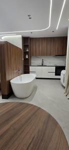 un ampio bagno con vasca e una cucina di STAY-FIVE Cozy Modern Studios in Tirana Center - Brand New a Tirana Altre 44 foto