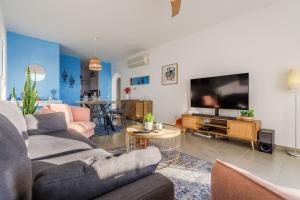 TV a/nebo společenská místnost v ubytování Sunset Sea View Apartment in Kissonerga