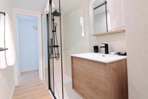 a bathroom with a sink and a shower at Apartarent 1500 - Apartamento Sanglier in Naut Aran