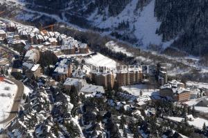 an aerial view of a resort in the snow at Apartarent 1500 - Apartamento Sanglier in Naut Aran