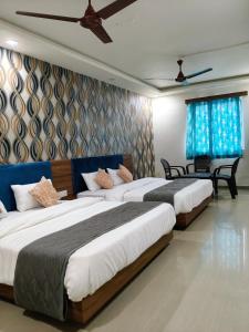 Giường trong phòng chung tại Hotel Shree Maya Inn