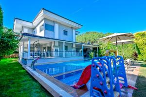 Πισίνα στο ή κοντά στο YAĞIZ-Villa with Children's Pool&Jacuzzi for 6 People in Gocek