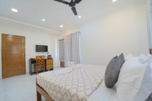 TV/trung tâm giải trí tại Alaya Stays Matts Homestay 1-Room Lakeside Stay With Common Lounge