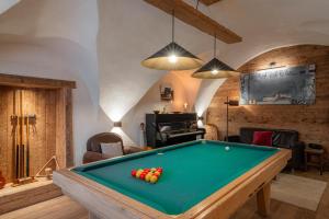 Habitación con mesa de billar en Chalet La Louvetiere 14 persones 6 chambres, en Le Bez