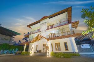 Tòa nhà nơi biệt thự tọa lạc