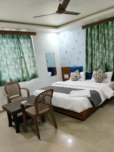 Giường trong phòng chung tại Hotel Shree Maya Inn +7 ảnh