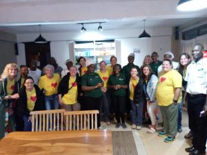 Un grupo de personas posando para una foto en una habitación. en Snow Peak Hotel in Chogoria, en Mwangarimwe 12 fotos más