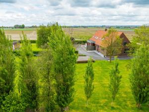 Vista aérea de una casa en un campo con árboles en De Horizon in de Westhoek, en Poperinge