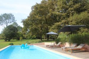 Bazén v ubytování A L'Esquirot nebo v jeho okolí