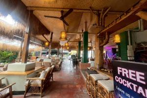 Un restaurante u otro lugar para comer en Noahs Ark Bar Restaurant Hostel