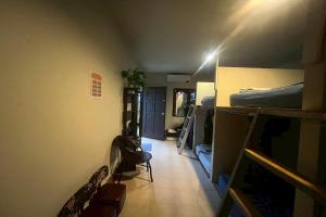 Una televisión o centro de entretenimiento en Noahs Ark Bar Restaurant Hostel