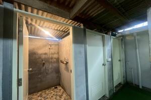 Un baño de Noahs Ark Bar Restaurant Hostel 12 fotos más