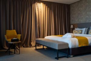 Postel nebo postele na pokoji v ubytování Urban Hotel & Spa + 54 fotografií