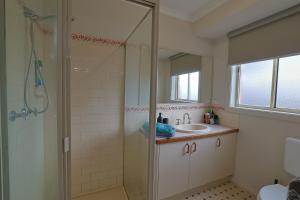 Ένα μπάνιο στο Relaxing Family Getaway 3BR House with Garden +17 φωτογραφίες