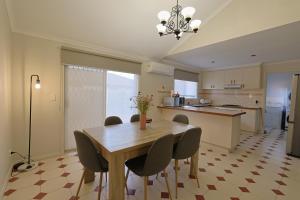 Η κουζίνα ή μικρή κουζίνα στο Relaxing Family Getaway 3BR House with Garden