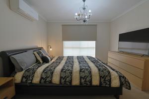 Ένα ή περισσότερα κρεβάτια σε δωμάτιο στο Relaxing Family Getaway 3BR House with Garden