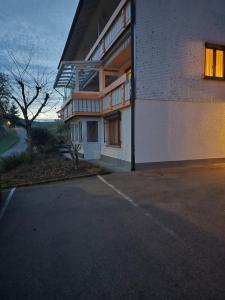 an empty parking lot in front of a building at Rückzugsort im Buhlbachtal Baiersbronn - Ferienwohnung mit beheiztem Wintergarten, Bergblick & Parkplatz in Baiersbronn