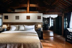 een slaapkamer met een groot bed met witte kussens bij Dongsheng Design Hotel in Dali in Dali