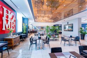 塞塔拉AN Park Hotel Milano Settala的餐厅里有桌椅的餐厅