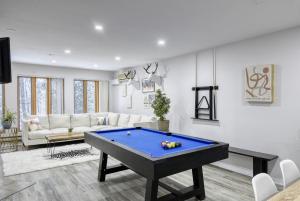 een woonkamer met een pooltafel erin bij Pool Table - Elegance - Comfort - Le Chic Boreal in Saint-Jovite