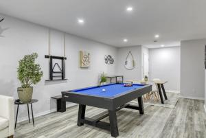 een woonkamer met een pooltafel erin bij Pool Table - Elegance - Comfort - Le Chic Boreal in Saint-Jovite