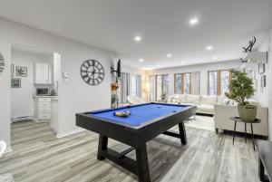 een woonkamer met een pooltafel erin bij Pool Table - Elegance - Comfort - Le Chic Boreal in Saint-Jovite +22 foto's
