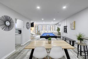 En eller flere senge i et værelse på Pool Table - Elegance - Comfort - Le Chic Boreal + 21 billeder