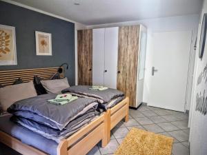 Un pat sau paturi într-o cameră la Apart Weisshorn WHG 122 Valère B