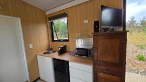 Η κουζίνα ή μικρή κουζίνα στο Tiny Cowboy by Tiny Away