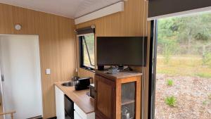 Η κουζίνα ή μικρή κουζίνα στο Tiny Cowboy by Tiny Away +24 φωτογραφίες