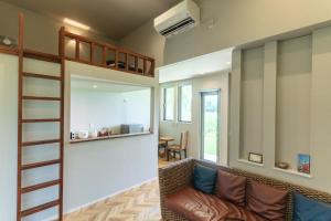 Habitación con cama elevada y espejo. en Alezed Villa Shiraho, en Ishigaki Island