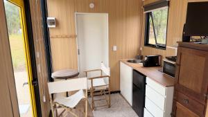 Η κουζίνα ή μικρή κουζίνα στο Tiny Cowboy by Tiny Away