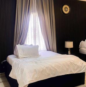 Giường trong phòng chung tại Heirloom Luxury Hotel and Apartments +5 ảnh