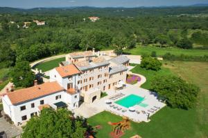 vista aerea su una grande tenuta con piscina di Villa Poropati, Grožnjan, Istria - Luxury Countryside Estate for up to 19 persons - Large pool of 80m2 with kids section a Grožnjan (Grisignana)