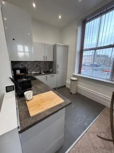 Η κουζίνα ή μικρή κουζίνα στο Station Bridge Collection - Flat 5 +13 φωτογραφίες