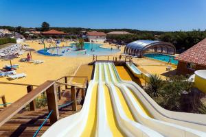 Bazén v ubytování Mobile Home 6 personnes Mimizan Plage camping Siblu 4 étoiles nebo v jeho okolí