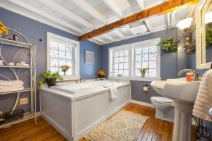 ein Badezimmer mit Badewanne, Toilette und Waschbecken in der Unterkunft Lake Front-Spa Tub-Fire Pit-Full Kitchen-Canoe in Bucksport + 125 Fotos